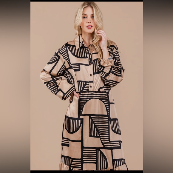 ✨LAST ONE✨Geometric Satin Print Long Sleeve Maxi - Picture 5 of 5